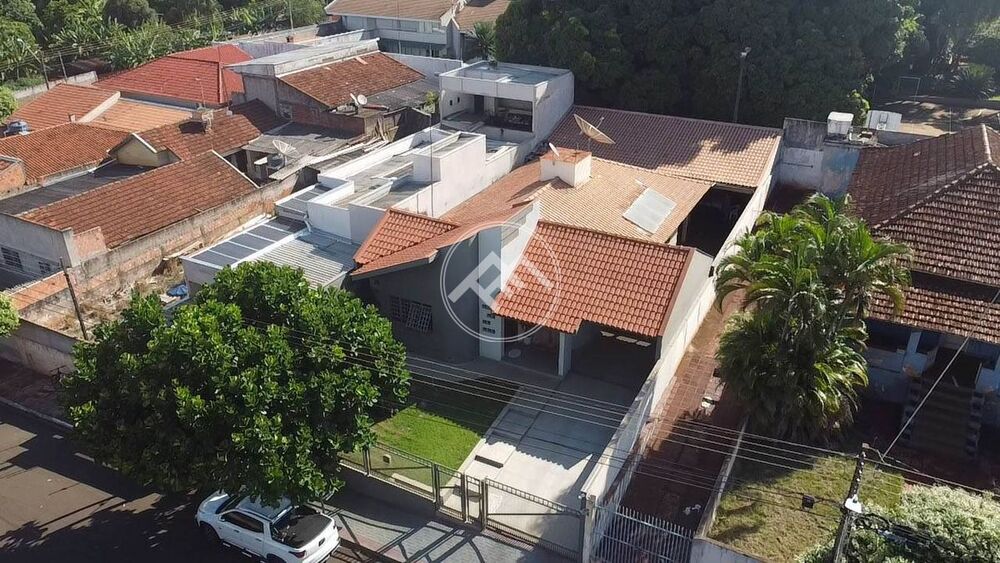 Casa à venda com 3 quartos, 200m² - Foto 2