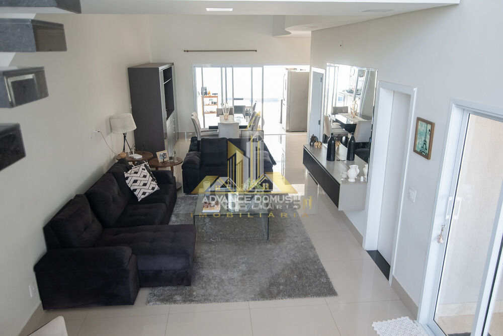 Casa à venda com 3 quartos, 300m² - Foto 2