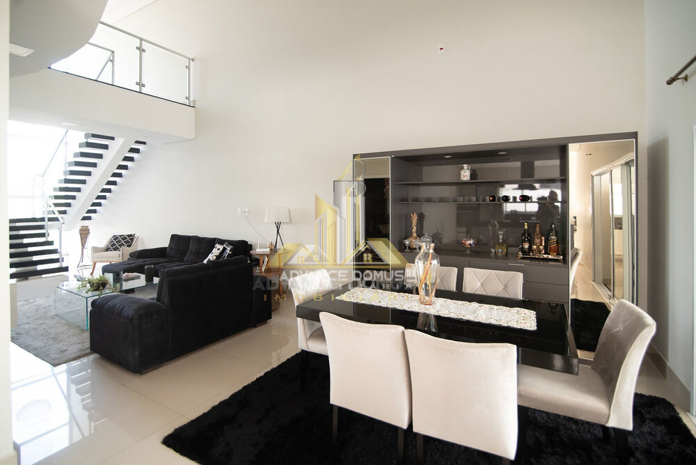 Casa à venda com 3 quartos, 300m² - Foto 3