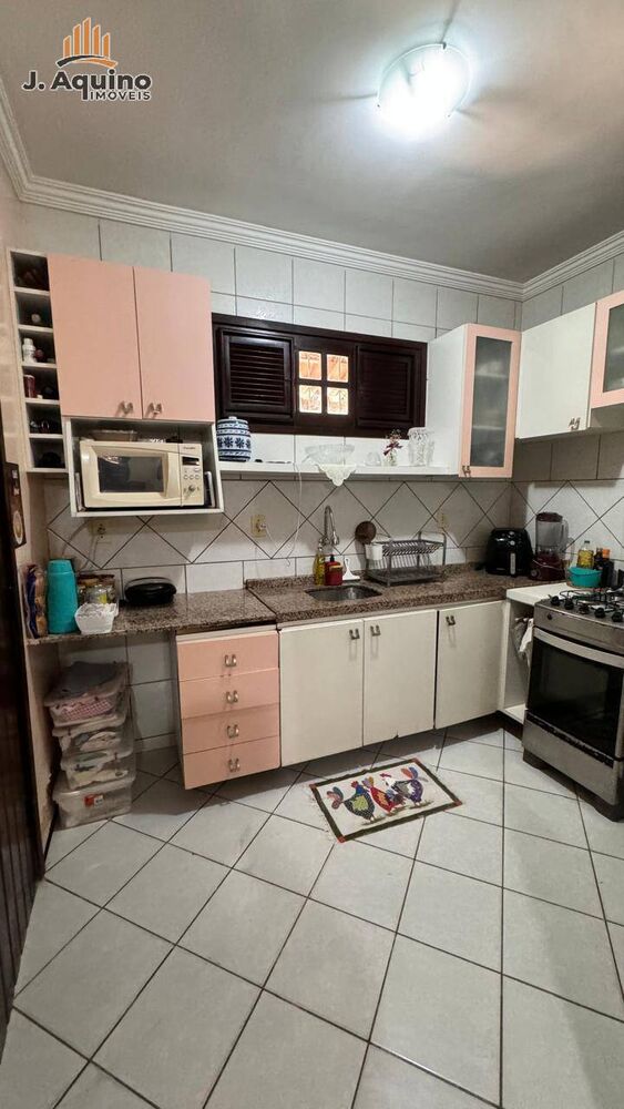 Casa à venda com 4 quartos, 198m² - Foto 1