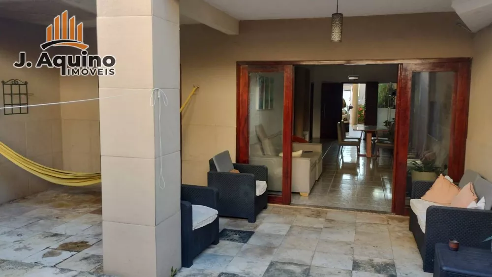 Casa à venda com 3 quartos, 210m² - Foto 2