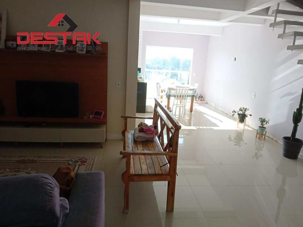 Casa à venda com 3 quartos, 287m² - Foto 1