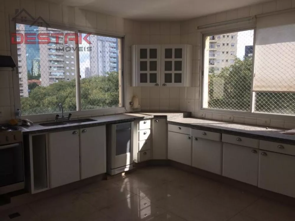 Apartamento à venda com 3 quartos, 190m² - Foto 4