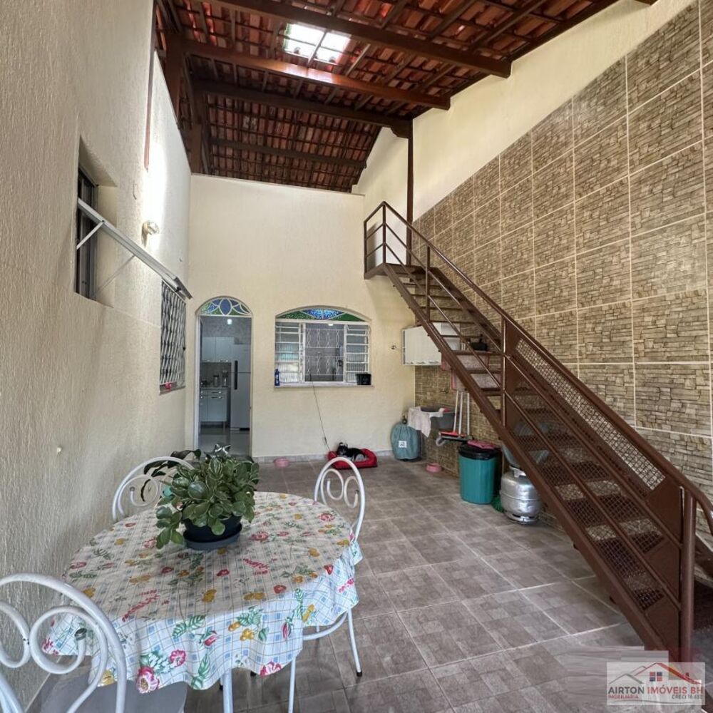 Casa à venda com 3 quartos, 360m² - Foto 2