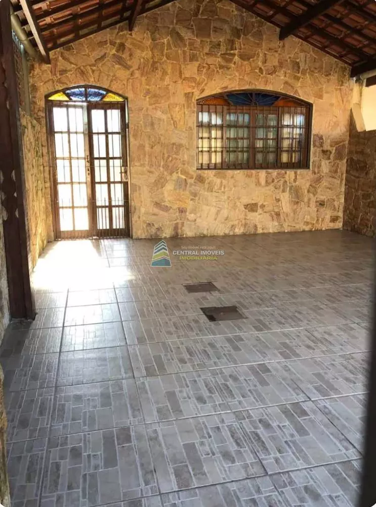 Casa à venda com 3 quartos, 126m² - Foto 1