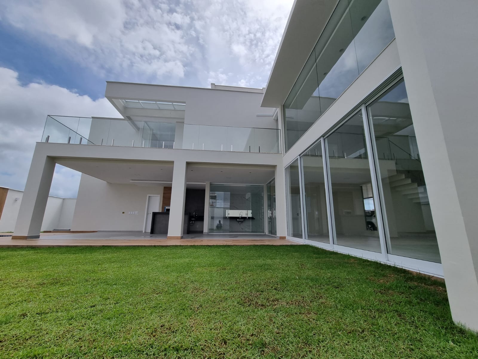 Casa de Condomínio à venda com 4 quartos, 300m² - Foto 2