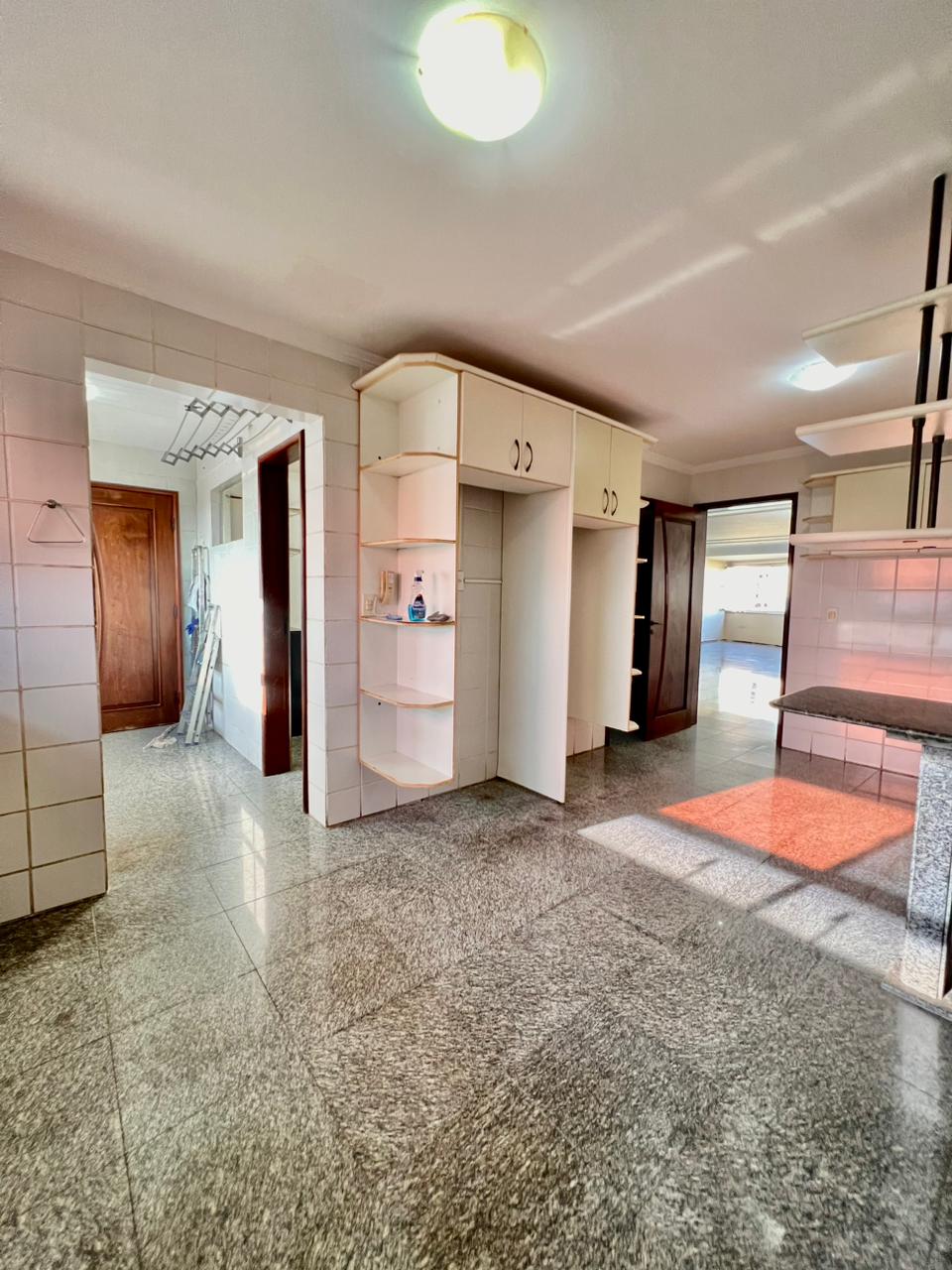 Apartamento à venda com 3 quartos, 200m² - Foto 2