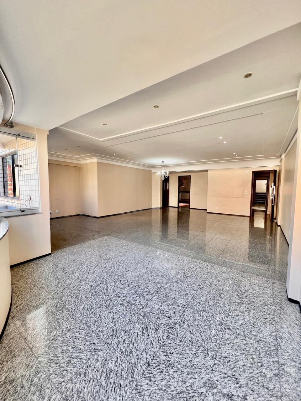 Apartamento à venda com 3 quartos, 200m² - Foto 1