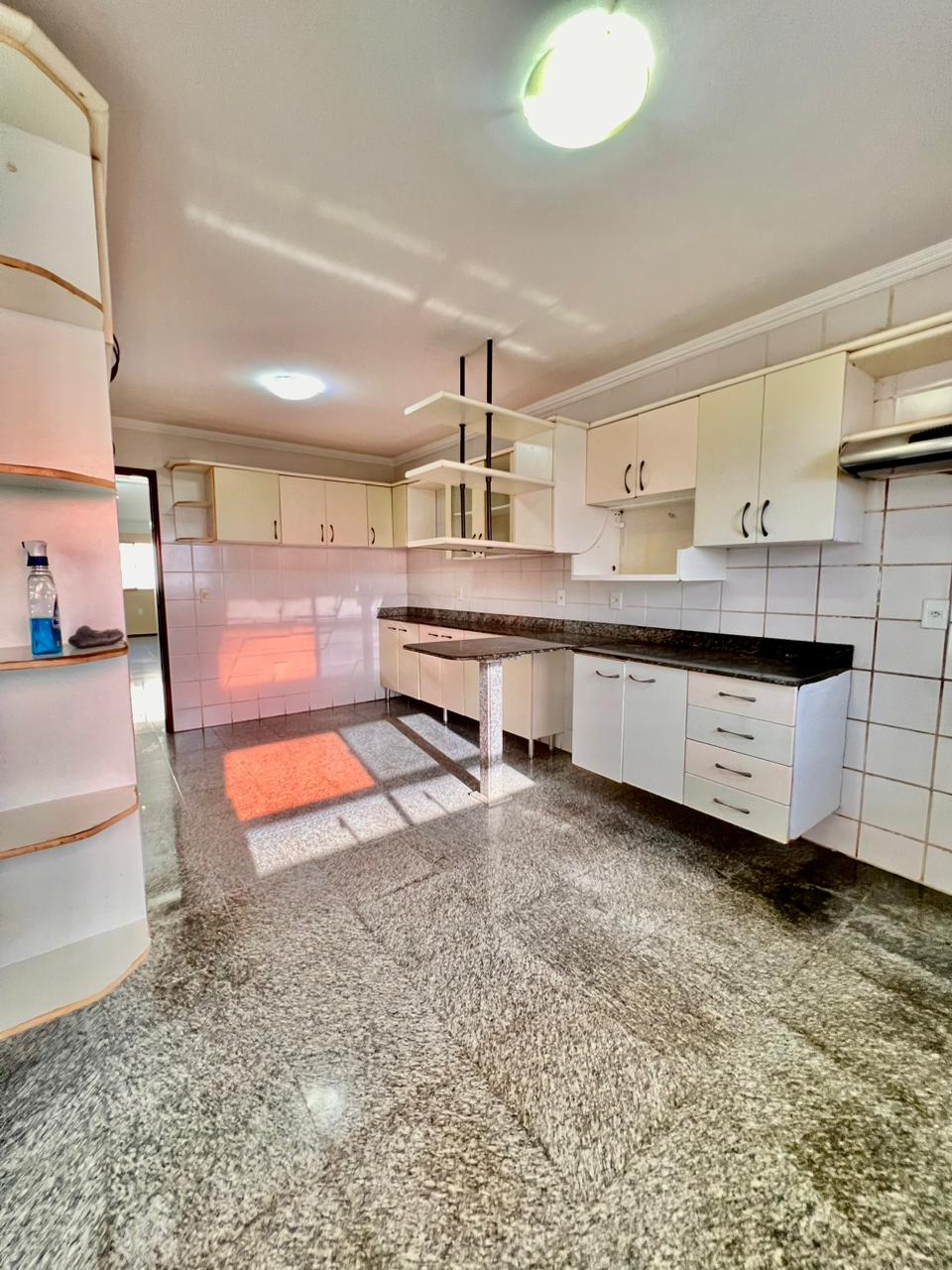 Apartamento à venda com 3 quartos, 200m² - Foto 5