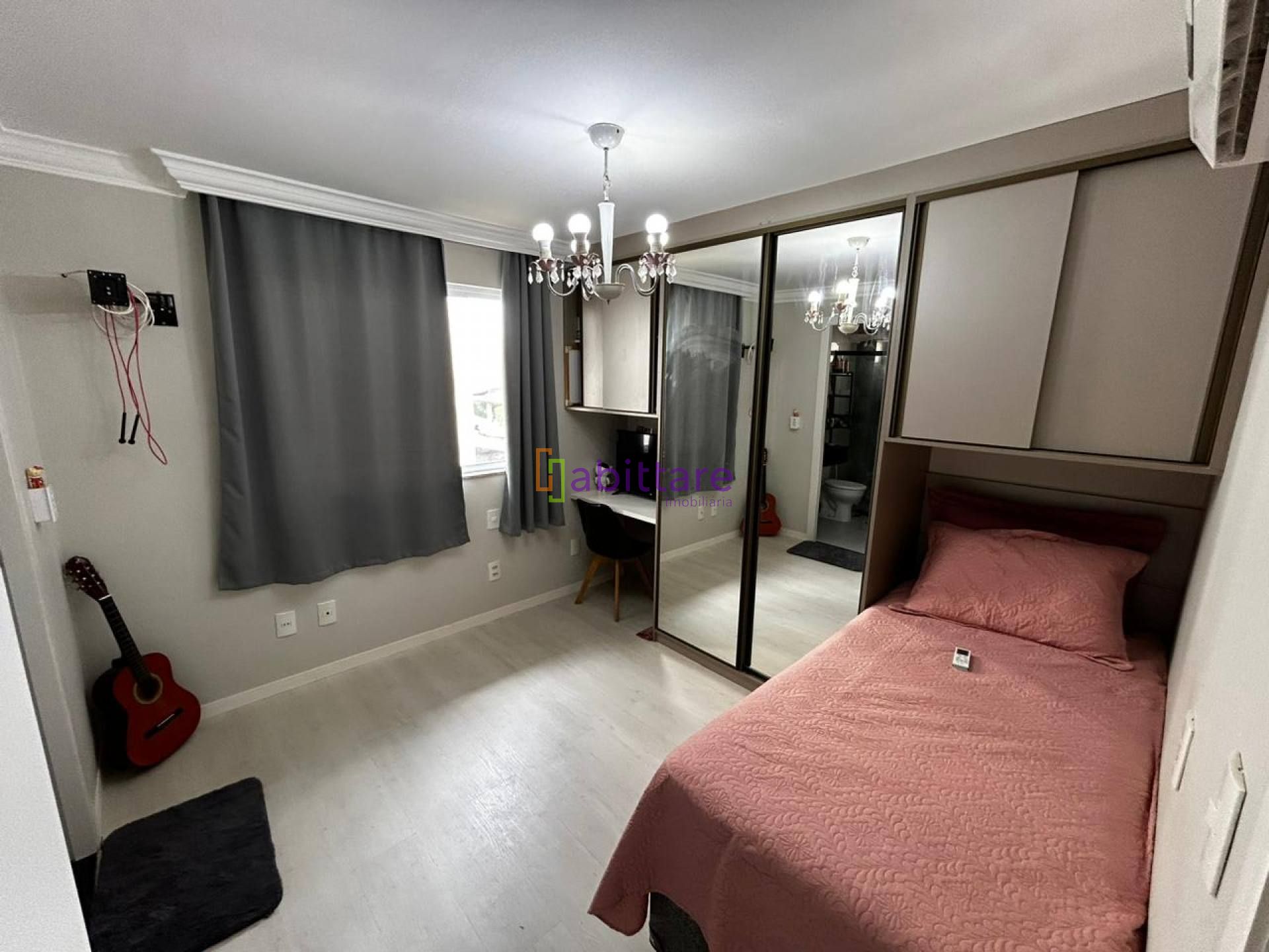 Casa de Condomínio à venda com 4 quartos, 250m² - Foto 2