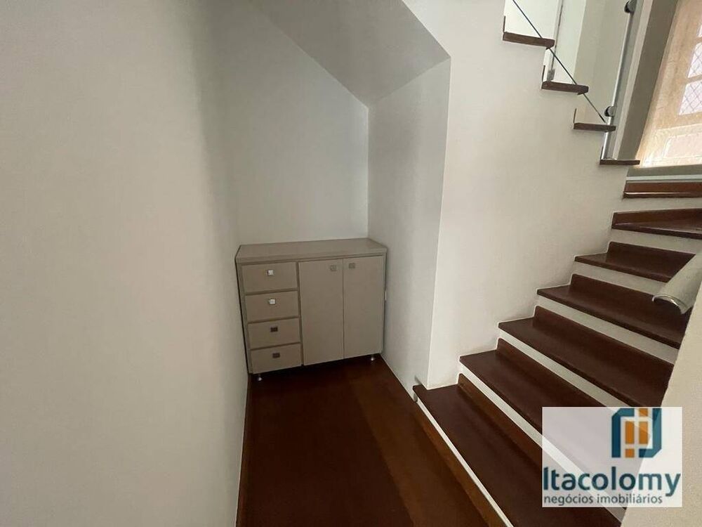 Casa de Condomínio para alugar com 4 quartos, 350m² - Foto 4