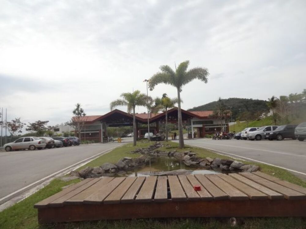 Casa de Condomínio para alugar com 4 quartos, 380m² - Foto 1
