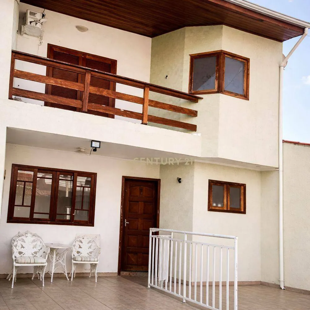 Casa, 3 quartos, 218 m² - Foto 1