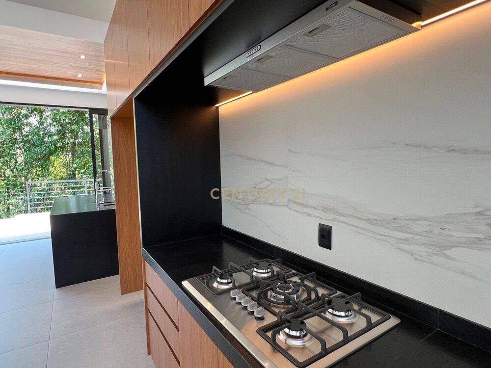 Casa de Condomínio à venda e aluguel com 3 quartos, 243m² - Foto 1