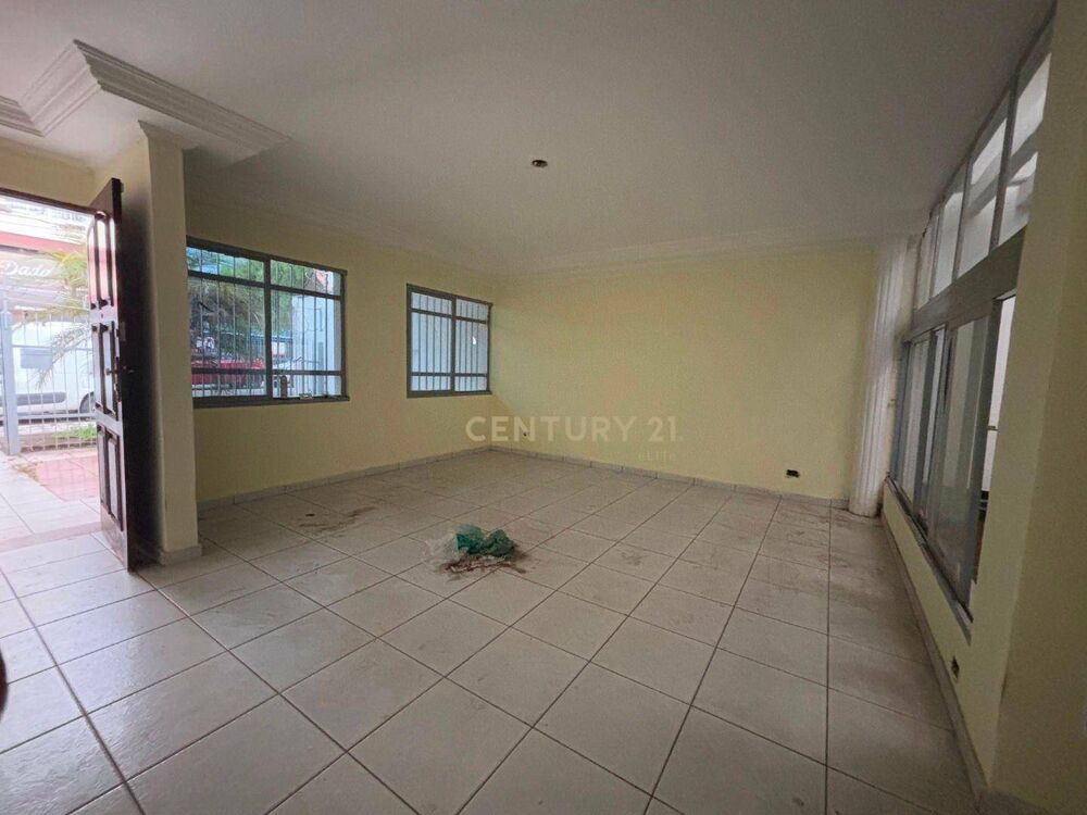Casa para alugar com 3 quartos, 240m² - Foto 2