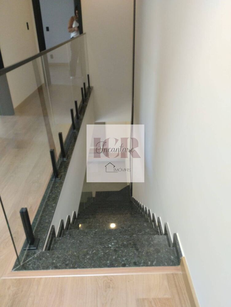 Casa de Condomínio à venda com 3 quartos, 225m² - Foto 1