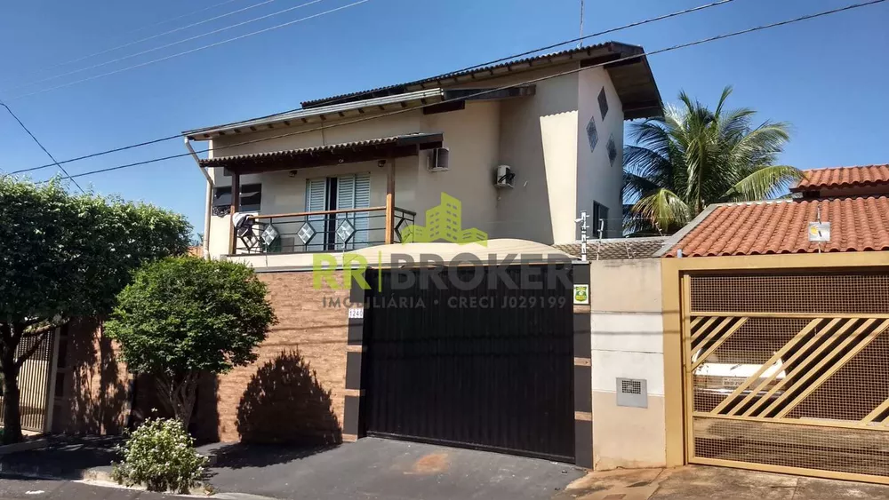 Sobrado à venda com 4 quartos, 290m² - Foto 1