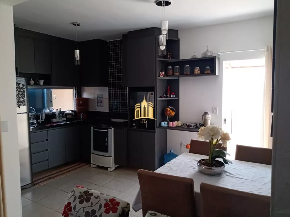 Casa à venda com 3 quartos, 211m² - Foto 1