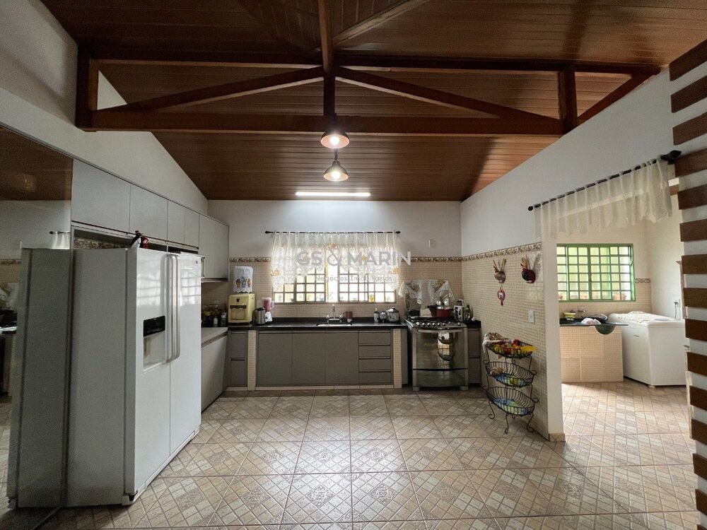 Casa à venda com 3 quartos, 200m² - Foto 1