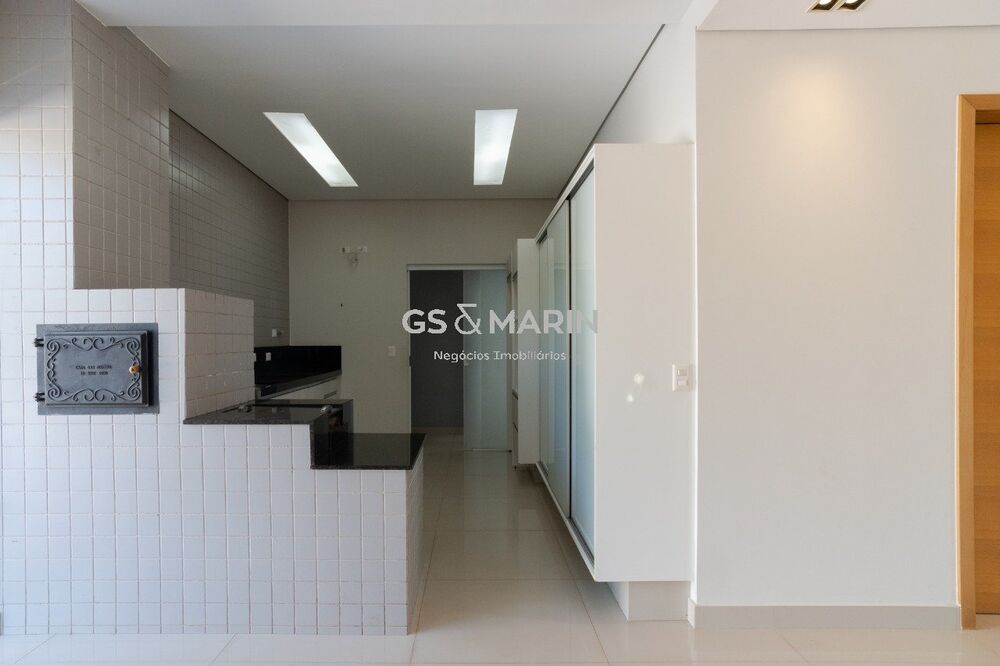 Casa de Condomínio à venda e aluguel com 3 quartos, 267m² - Foto 1