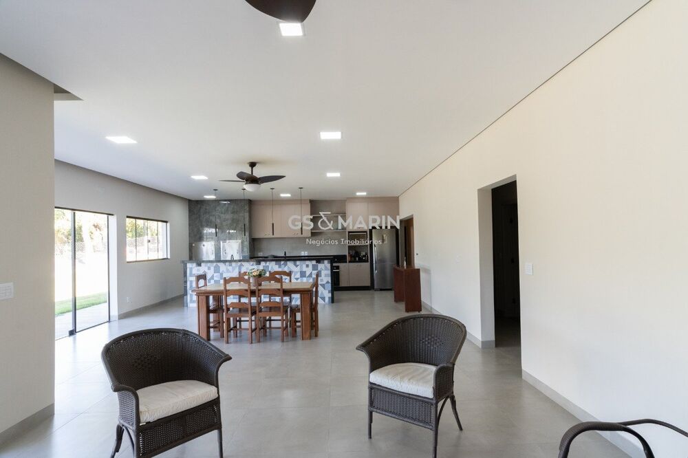 Casa de Condomínio à venda com 3 quartos, 250m² - Foto 1