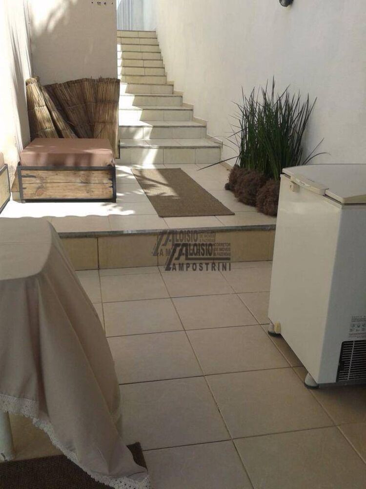 Casa à venda com 3 quartos, 260m² - Foto 2