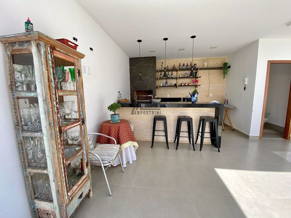 Casa à venda com 3 quartos, 200m² - Foto 1