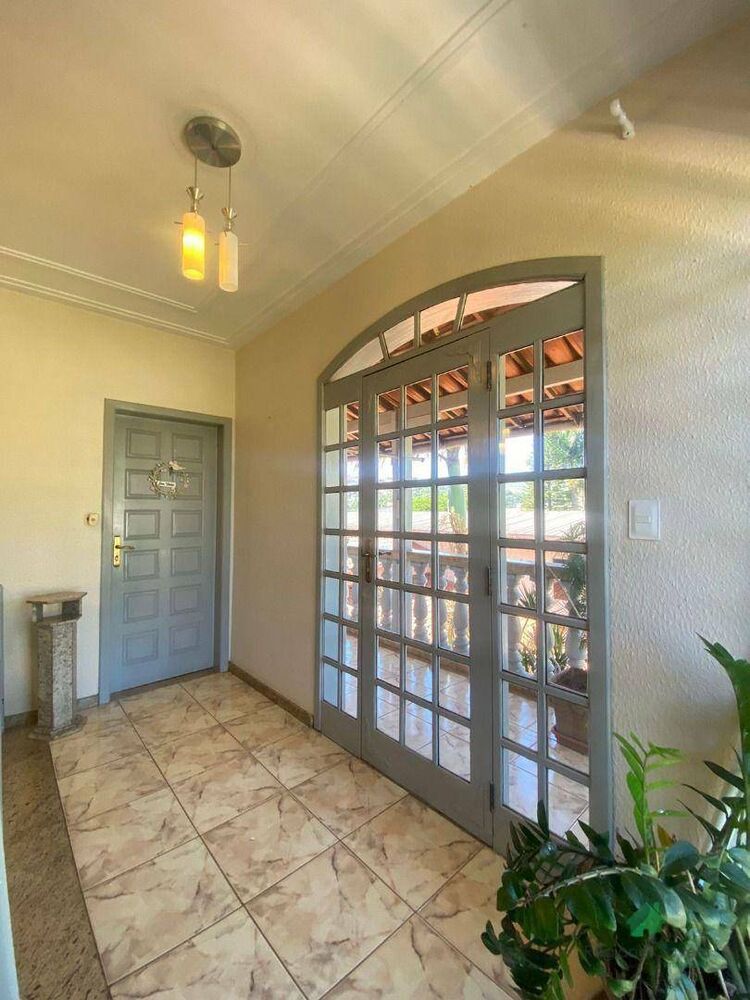 Casa para alugar com 4 quartos, 160m² - Foto 1