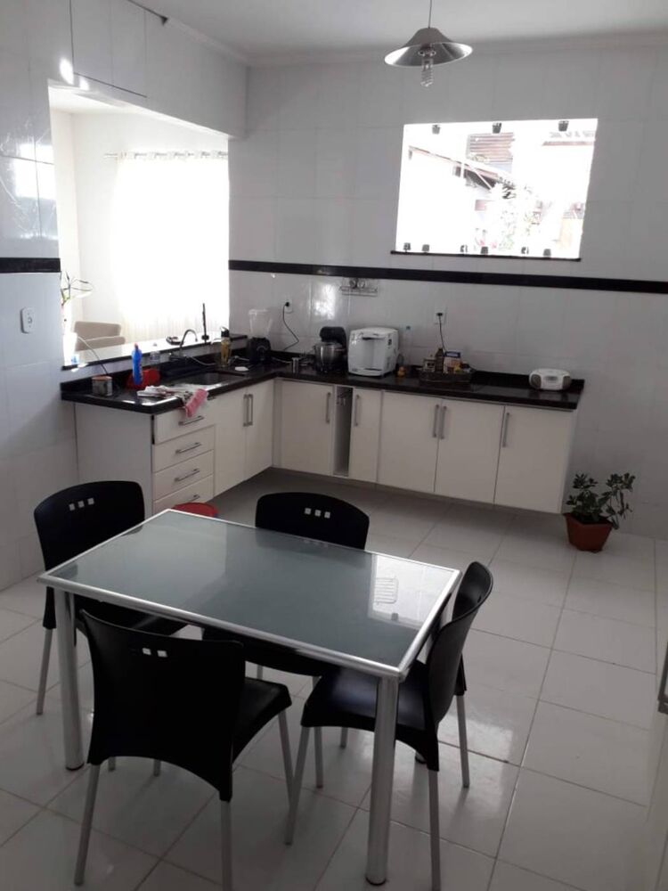 Casa de Condomínio à venda com 4 quartos, 300m² - Foto 2