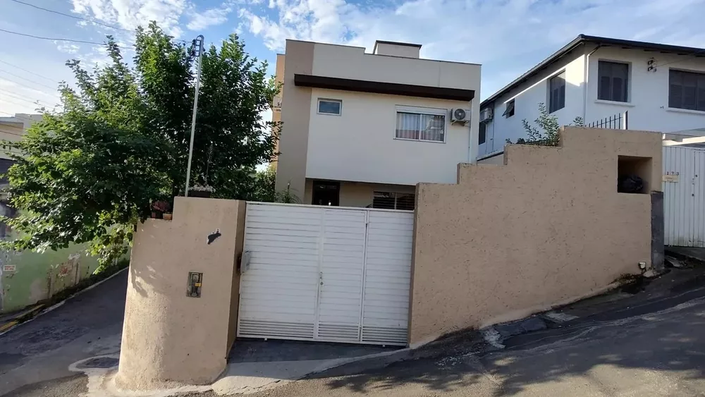 Casa à venda com 3 quartos, 115m² - Foto 1