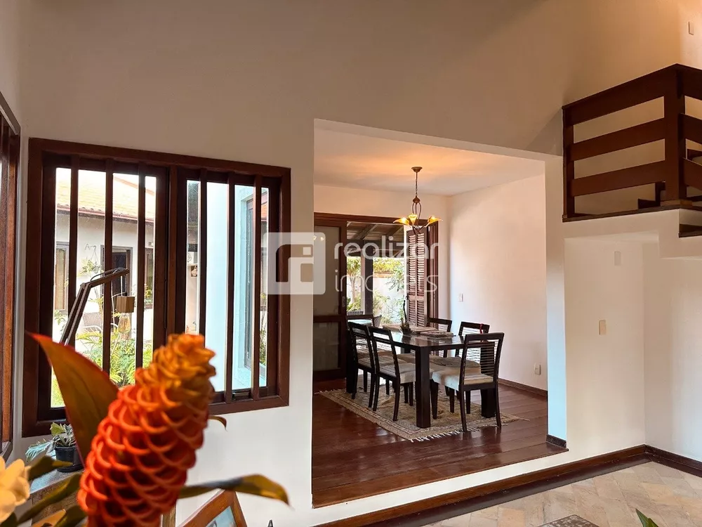 Casa, 5 quartos, 238 m² - Foto 1