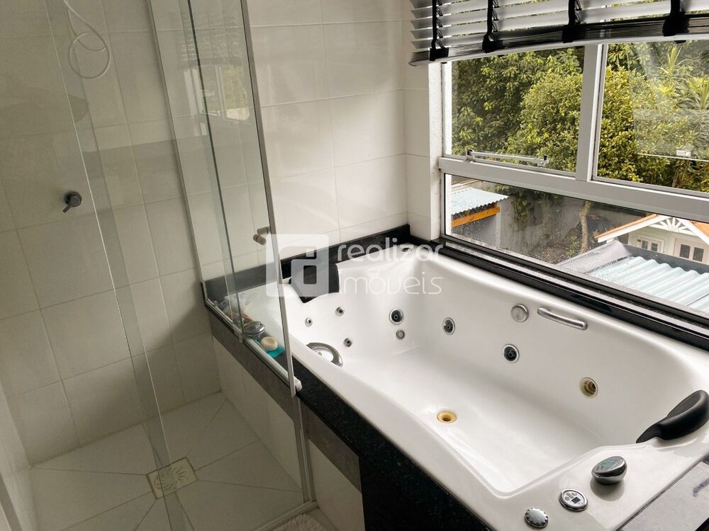 Casa de Condomínio para alugar com 4 quartos, 210m² - Foto 2