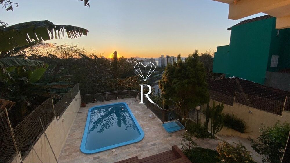 Casa à venda com 4 quartos, 260m² - Foto 1