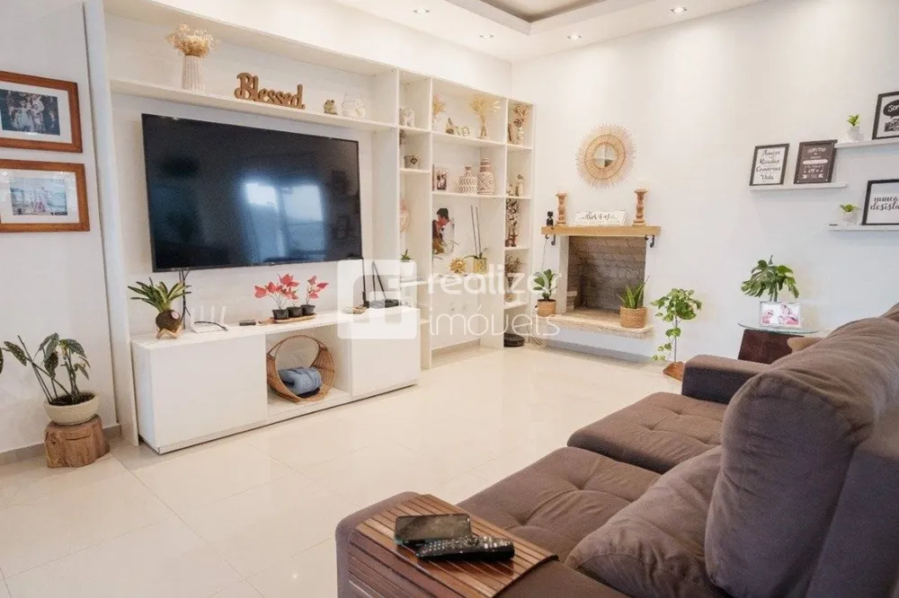 Casa, 5 quartos, 236 m² - Foto 1