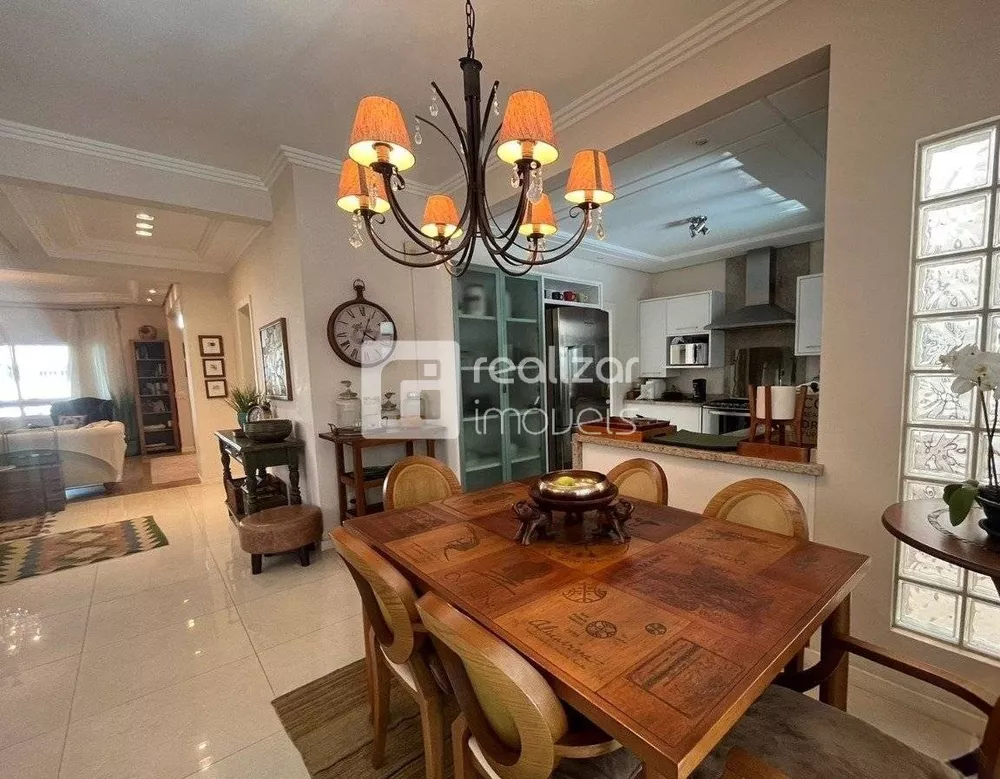 Casa, 3 quartos, 242 m² - Foto 1