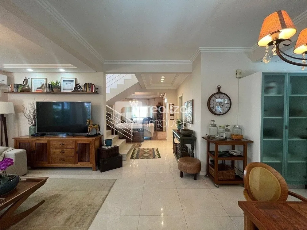 Casa, 3 quartos, 242 m² - Foto 1