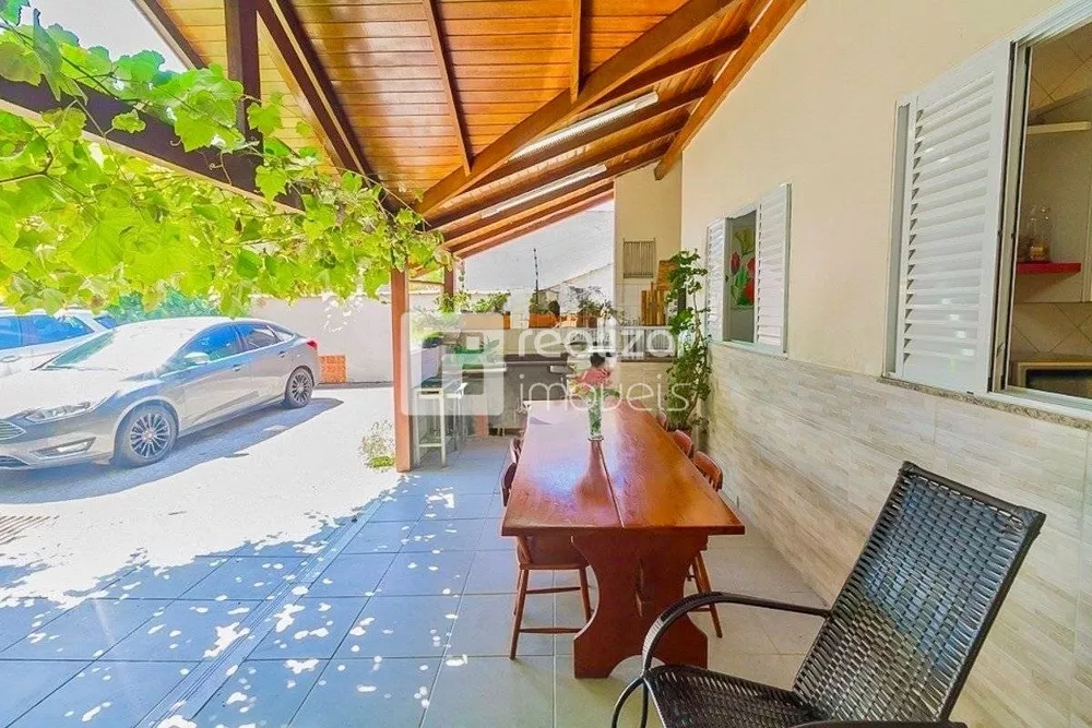 Casa, 5 quartos, 235 m² - Foto 1