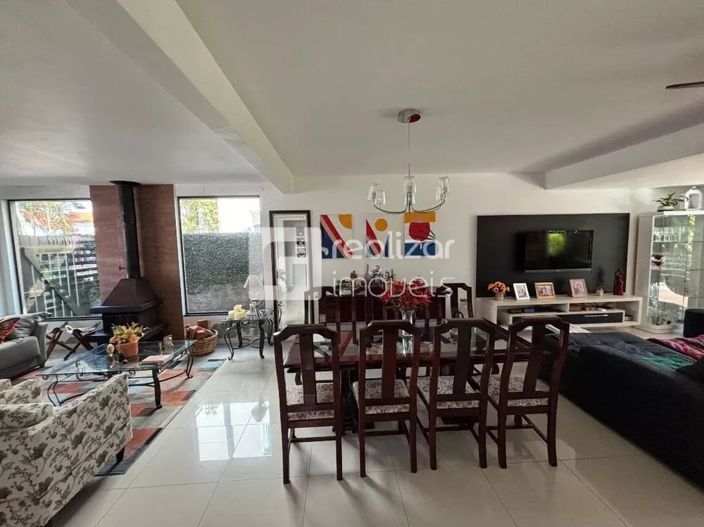 Casa, 3 quartos, 210 m² - Foto 1