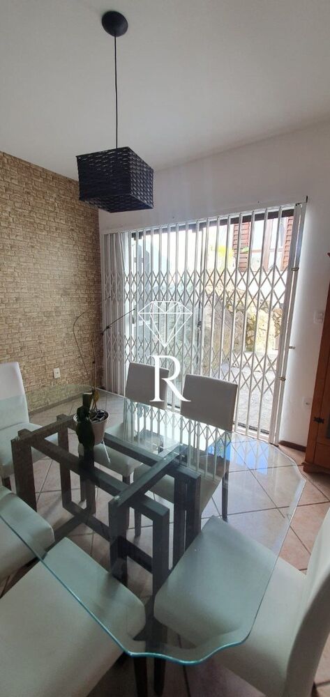 Casa à venda com 3 quartos, 214m² - Foto 2