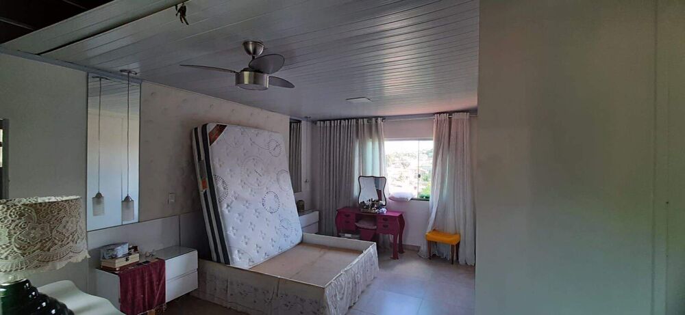 Casa à venda com 6 quartos, 220m² - Foto 2