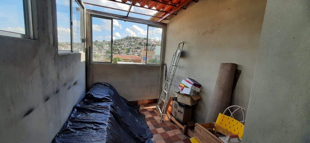 Casa à venda com 6 quartos, 220m² - Foto 1