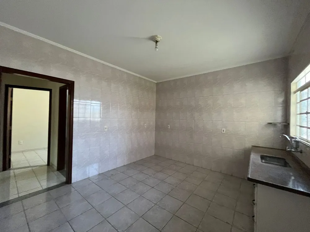 Casa, 5 quartos, 213 m² - Foto 1