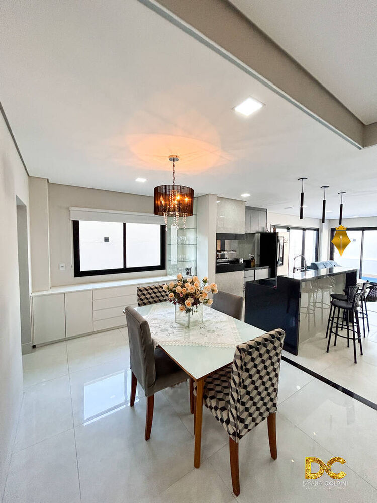 Casa de Condomínio à venda com 4 quartos, 289m² - Foto 2