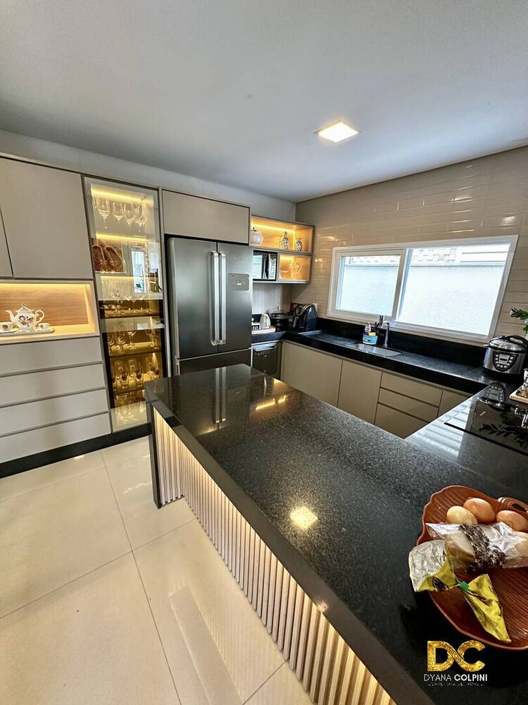 Casa de Condomínio à venda com 4 quartos, 289m² - Foto 2