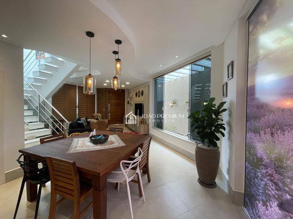 Sobrado à venda com 4 quartos, 230m² - Foto 1