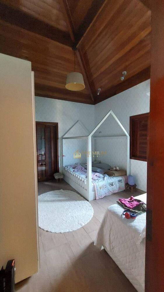 Sobrado à venda com 4 quartos, 242m² - Foto 1