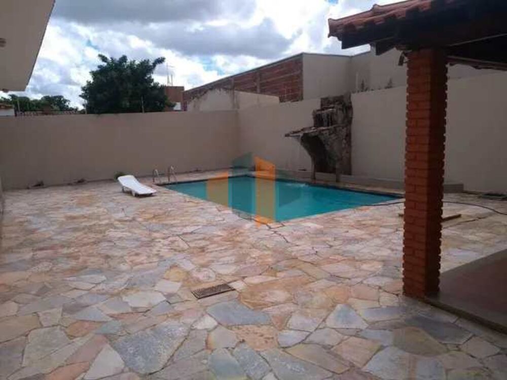 Casa para alugar com 4 quartos, 300m² - Foto 1