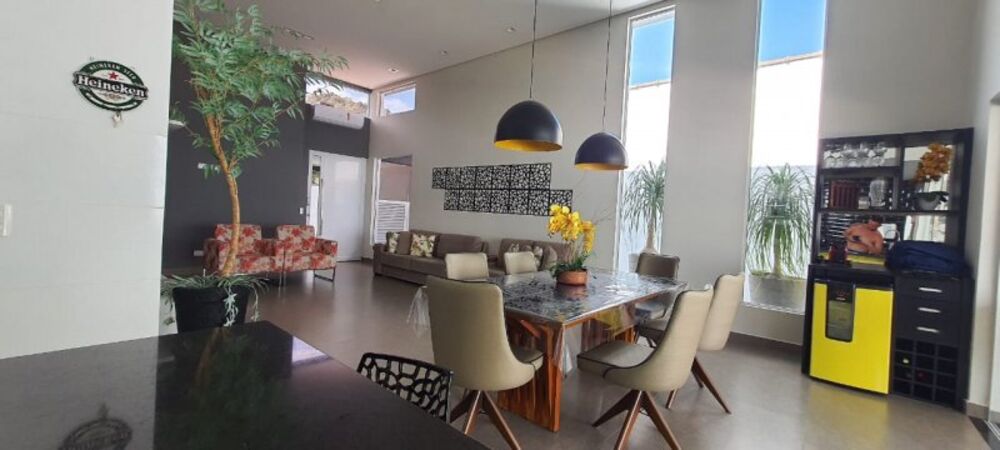 Casa à venda com 4 quartos, 220m² - Foto 1