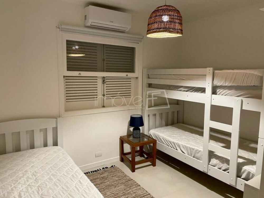 Casa à venda com 5 quartos, 76m² - Foto 1