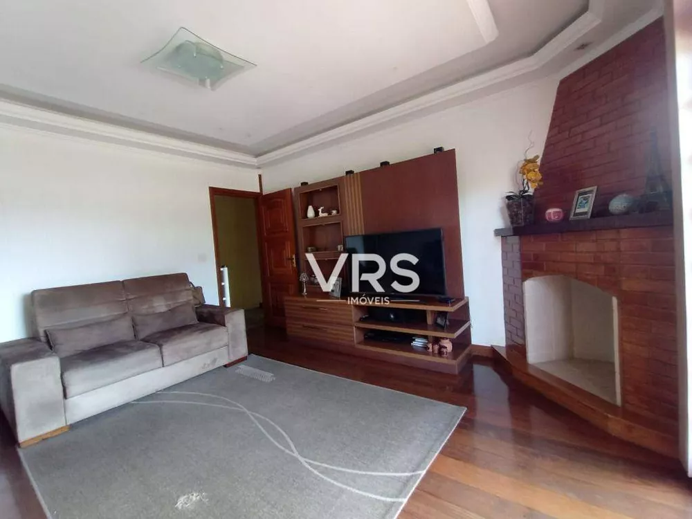 Casa à venda com 4 quartos, 218m² - Foto 1